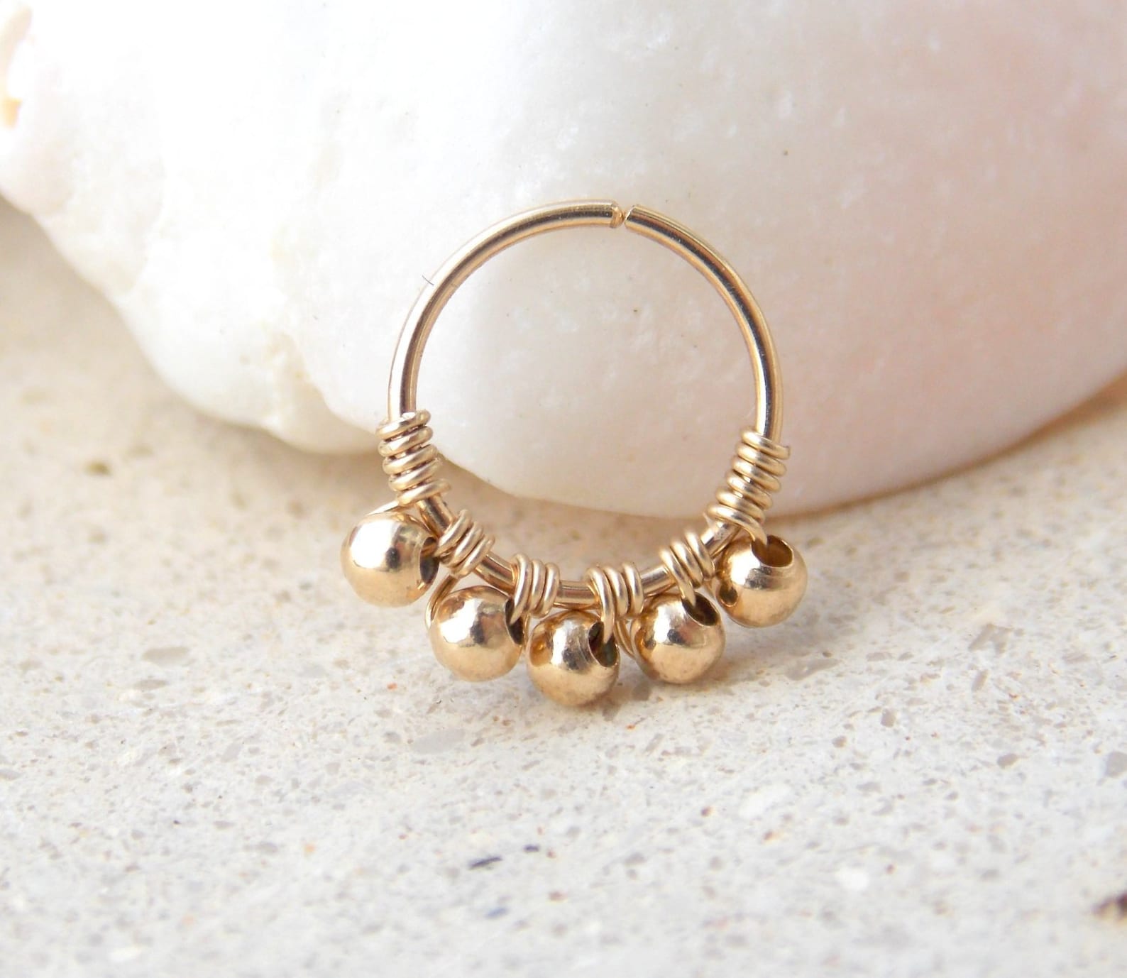 14K Gold Filled Beaded Nose Ri - Body Jewelry Hangers のレビューと価格